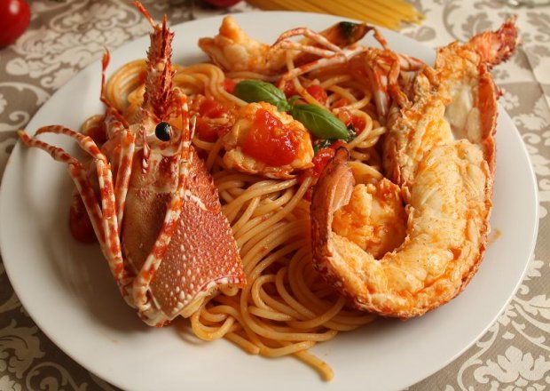 Fotografia przedstawiająca Spaghetti z homarem kolczastym ( langustą)