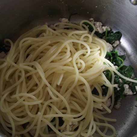 Krok 4 - Spaghetti z indykiem i szpinakiem  foto