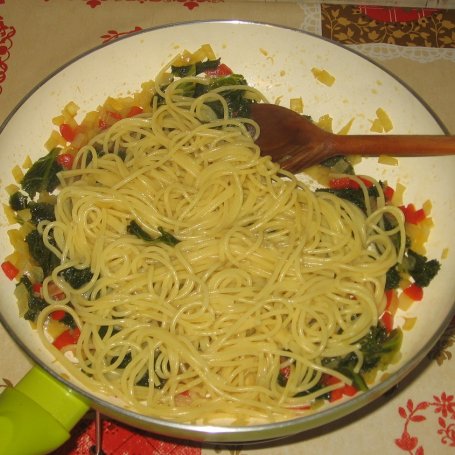 Krok 4 - Spaghetti z jarmużem foto