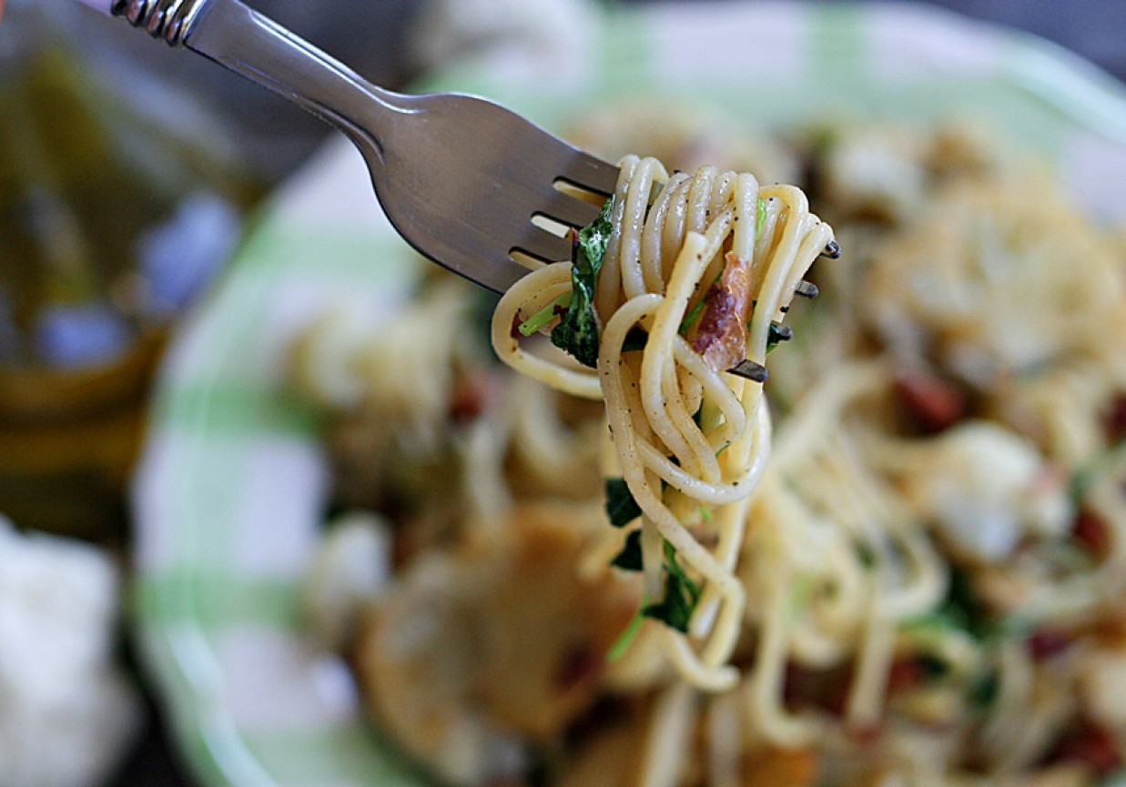 Spaghetti z kalafiorem boczkiem i pistacjami foto