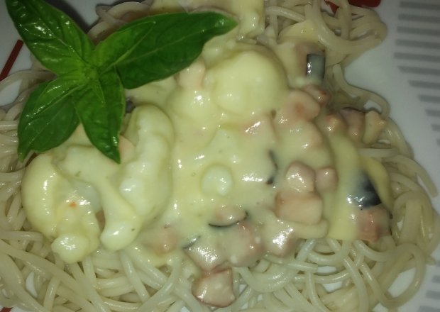 Fotografia przedstawiająca Spaghetti z kalafiorem i sosem serowym