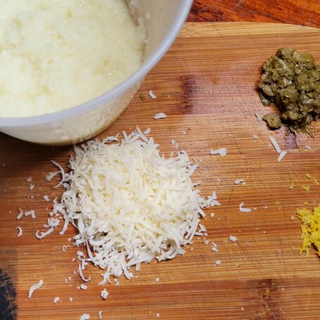 Krok 1 - Spaghetti z kalafiorem, kaparami i skórką cytryny foto