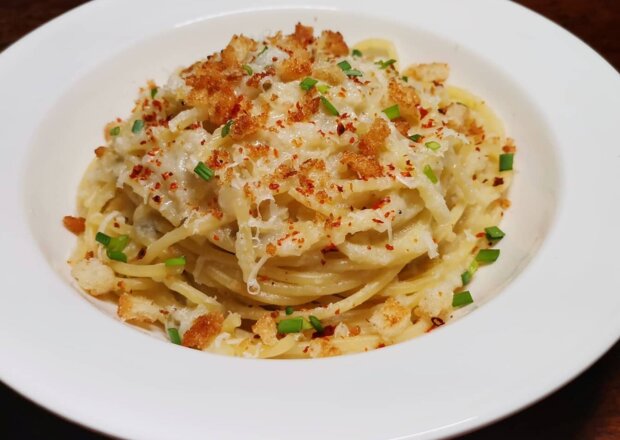 Fotografia przedstawiająca Spaghetti z kalafiorem, kaparami i skórką cytryny