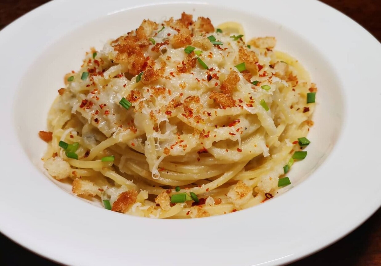 Spaghetti z kalafiorem, kaparami i skórką cytryny foto