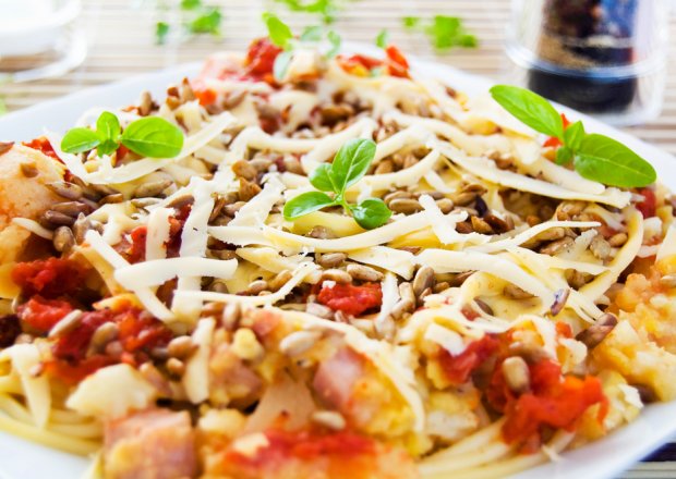 Fotografia przedstawiająca Spaghetti z kalafiorem, soczewicą i kalarepką