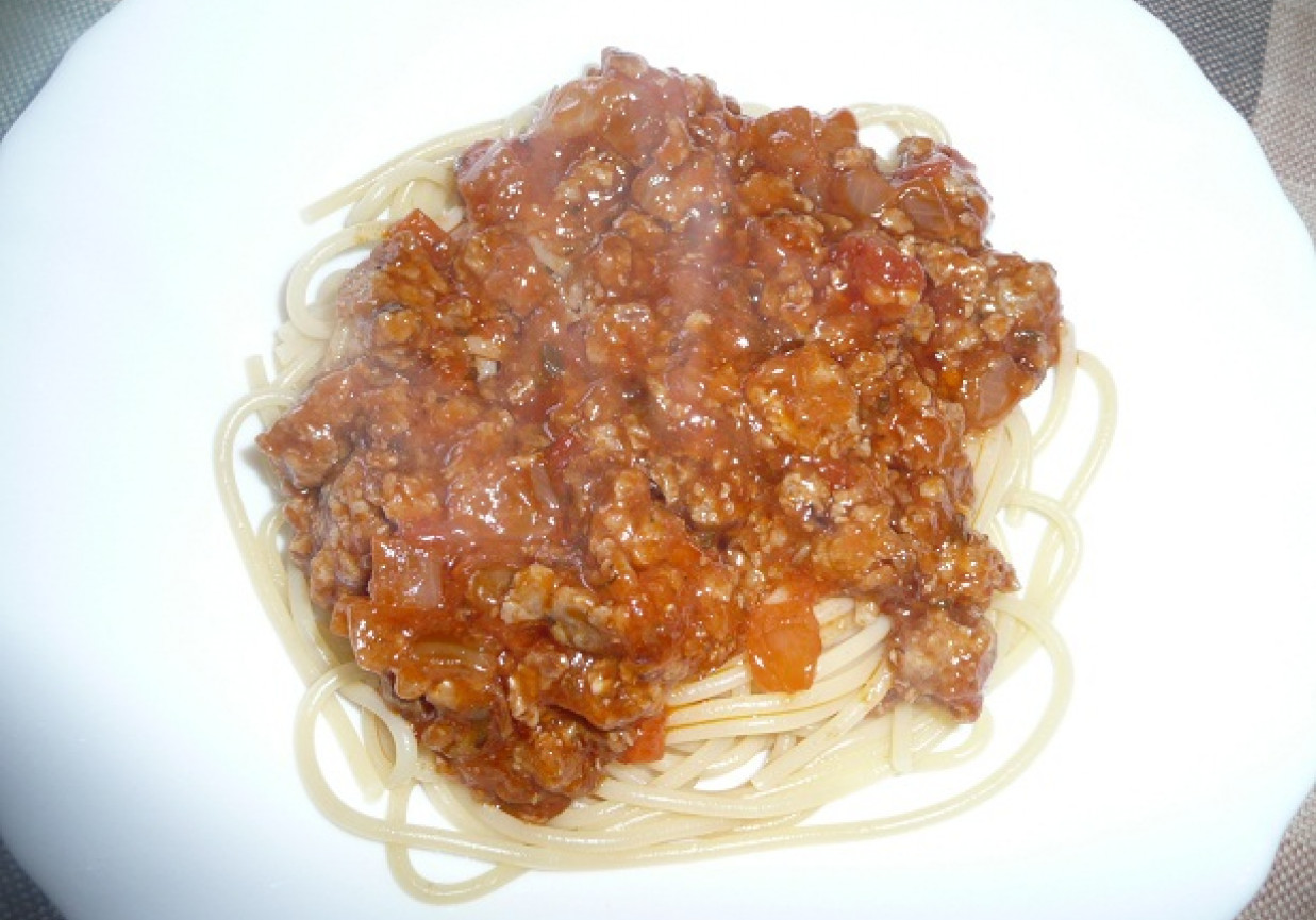 Spaghetti z karczochami,kaparami i suszonymi pomidorami. foto