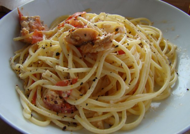 Fotografia przedstawiająca Spaghetti z kawałkami tuńczyka