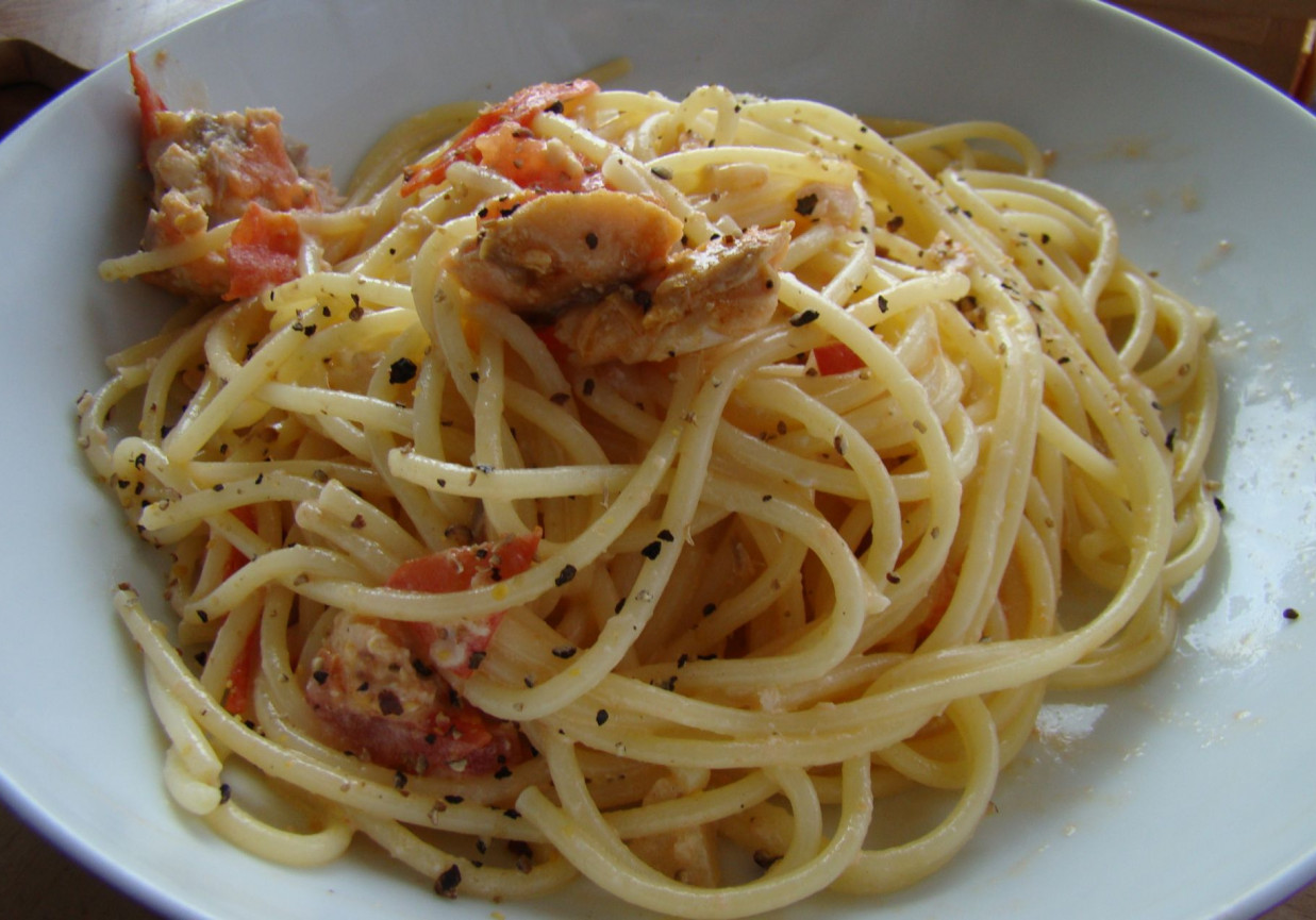 Spaghetti z kawałkami tuńczyka  foto