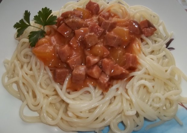 Fotografia przedstawiająca Spaghetti z kiełbasą i cukinią