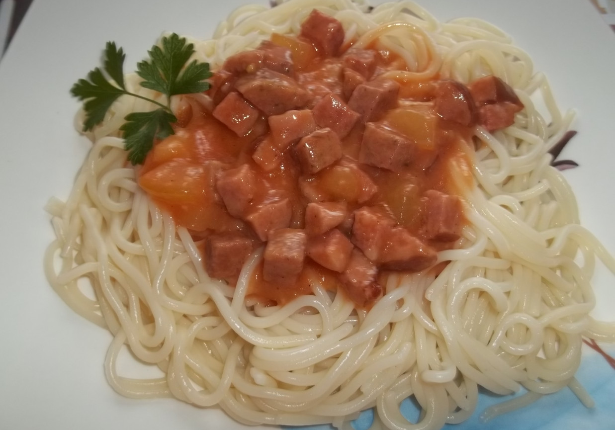 Spaghetti z kiełbasą i cukinią  foto