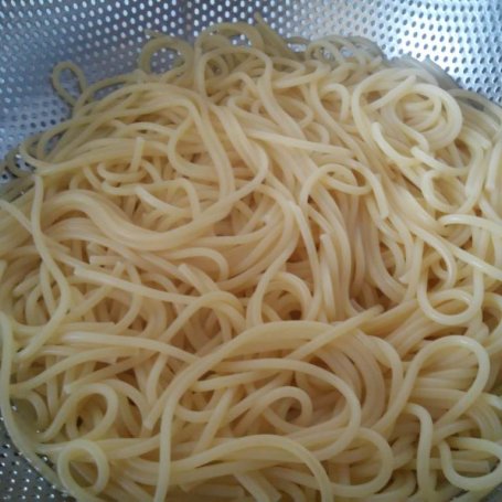Krok 1 - Spaghetti z kiełbasą smażoną z cebulą podane z białym serem foto