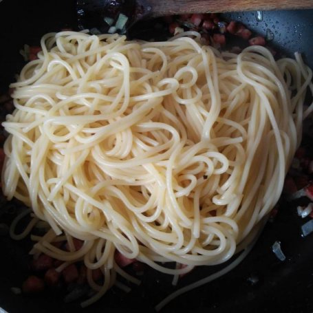 Krok 3 - Spaghetti z kiełbasą smażoną z cebulą podane z białym serem foto