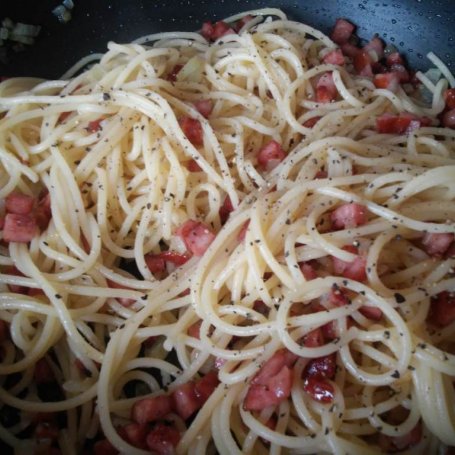 Krok 4 - Spaghetti z kiełbasą smażoną z cebulą podane z białym serem foto