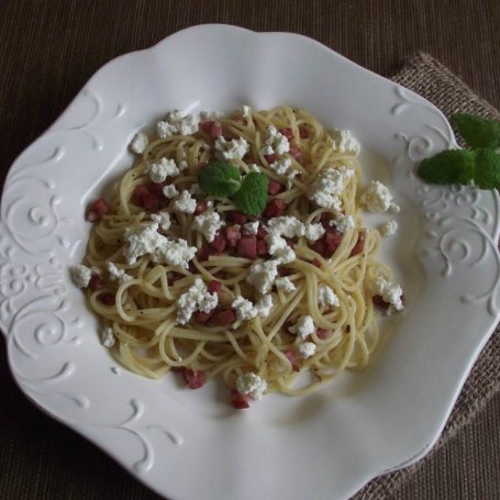 Krok 5 - Spaghetti z kiełbasą smażoną z cebulą podane z białym serem foto