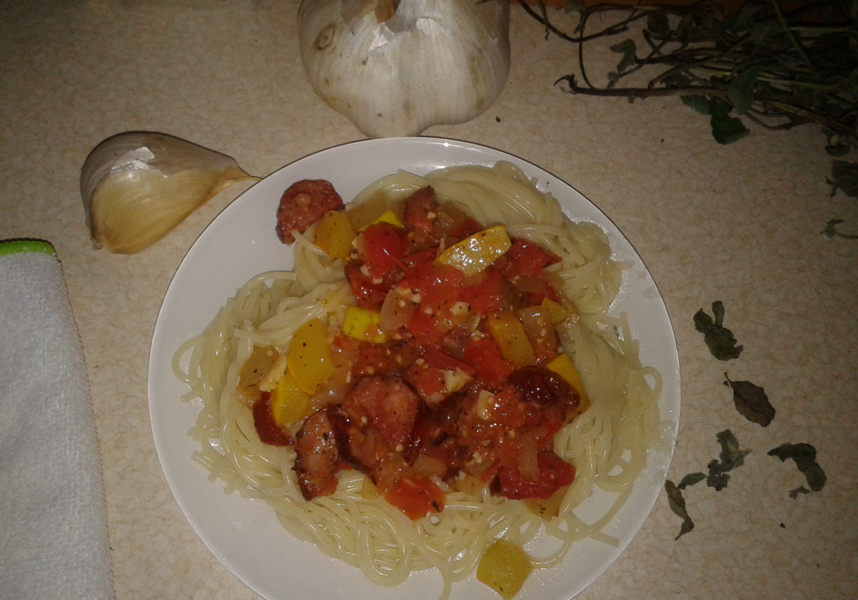 spaghetti z kiełbasą z sarny, czosnkiem słoniowym i patisonem