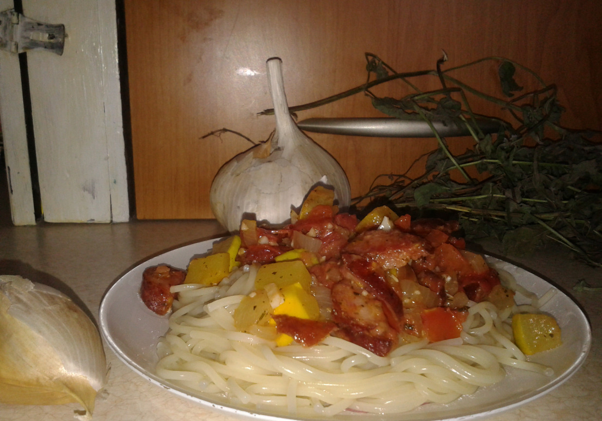 spaghetti z kiełbasą z sarny, czosnkiem słoniowym i patisonem foto