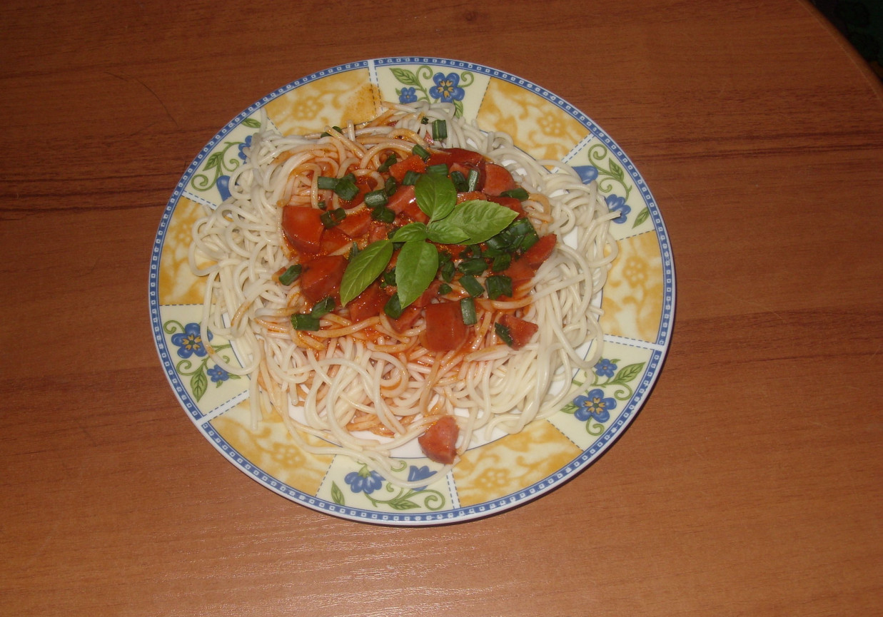 Spaghetti z kiełbasą foto
