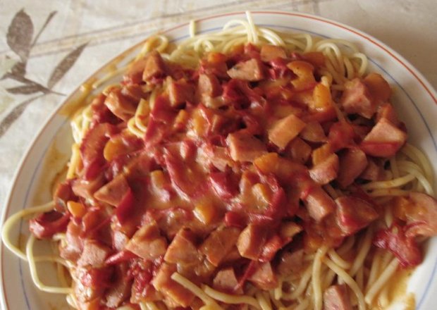 Fotografia przedstawiająca spaghetti z kiełbasą