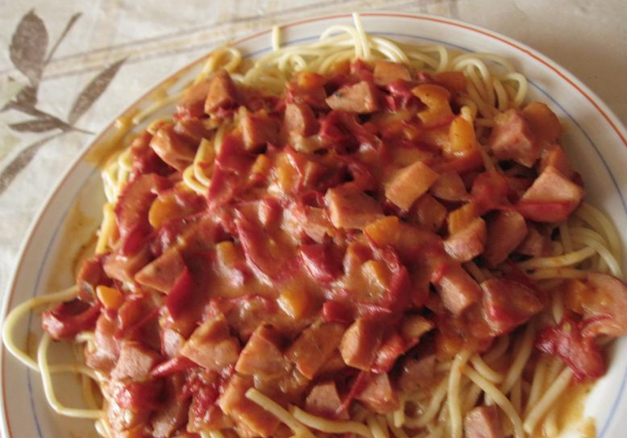 spaghetti z kiełbasą foto