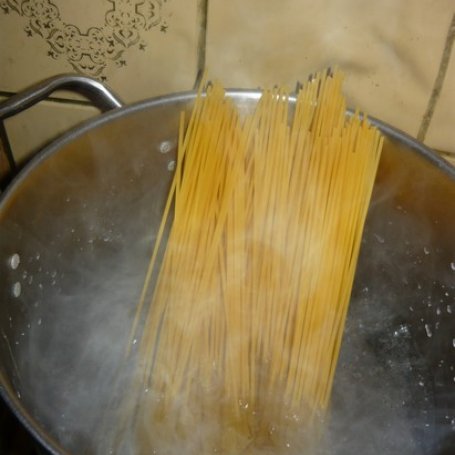 Krok 2 - Spaghetti z kiełbasianym sosem foto
