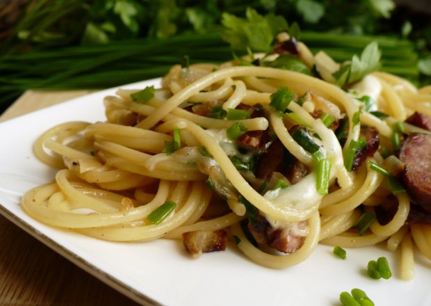 Fotografia przedstawiająca Spaghetti z kiełbaską i mozzarellą
