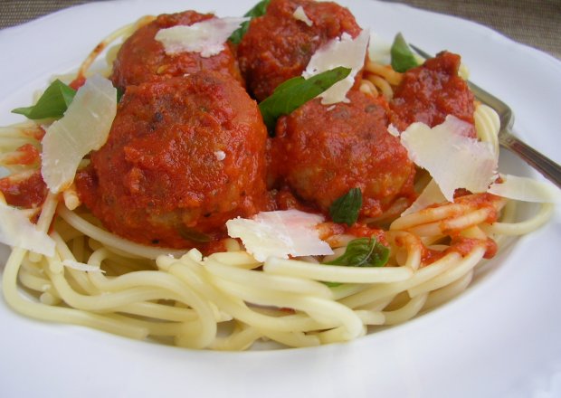 Fotografia przedstawiająca Spaghetti z klopsami w pikantnym sosie pomidorowym