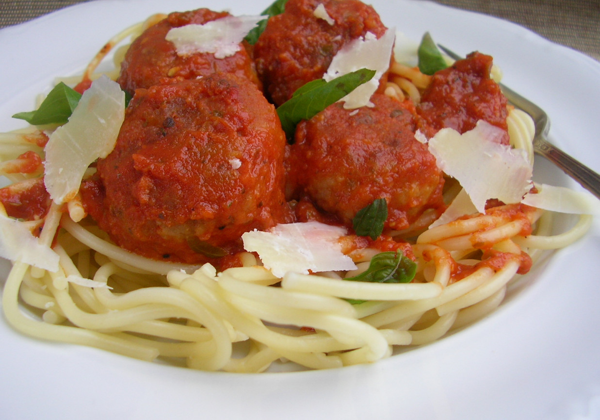 Spaghetti z klopsami w pikantnym sosie pomidorowym foto