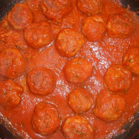 Krok 2 - Spaghetti z klopsami w pikantnym sosie pomidorowym foto