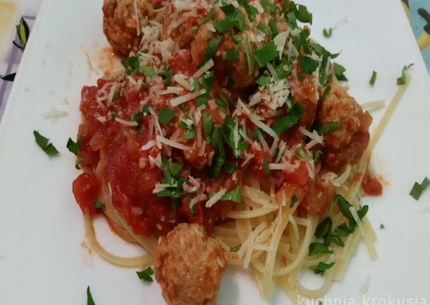 Fotografia przedstawiająca Spaghetti z klopsami z surowej kiełbasy
