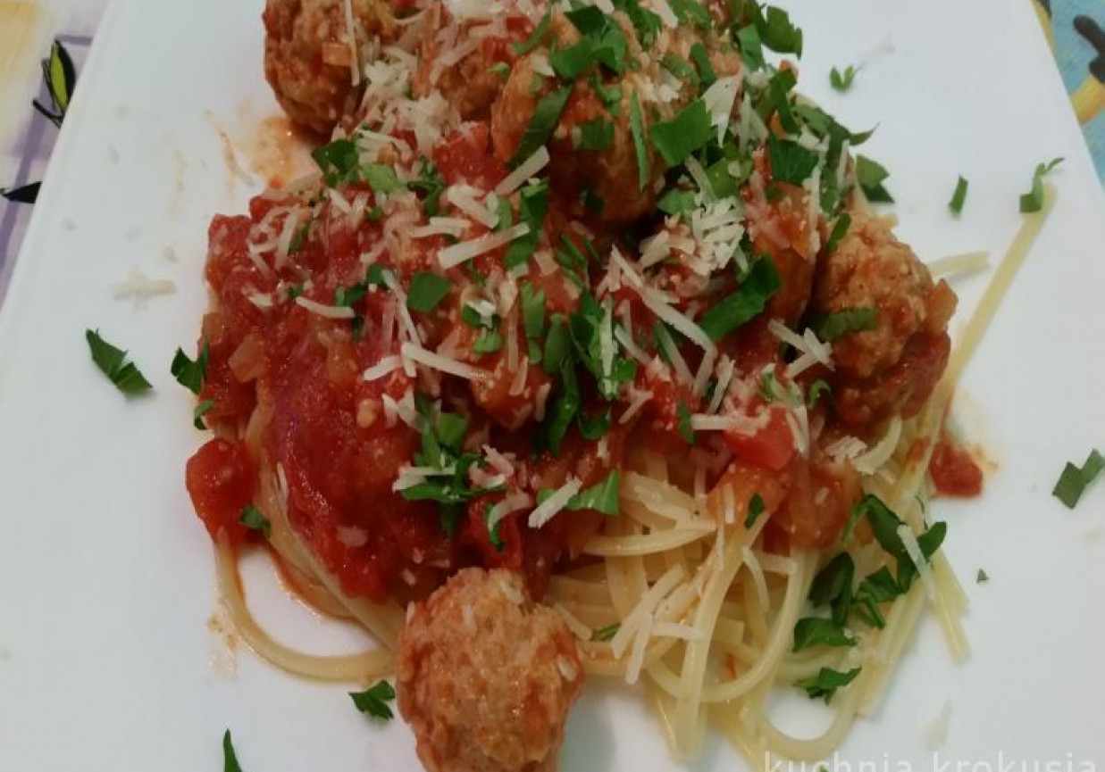 Spaghetti z klopsami z surowej kiełbasy foto