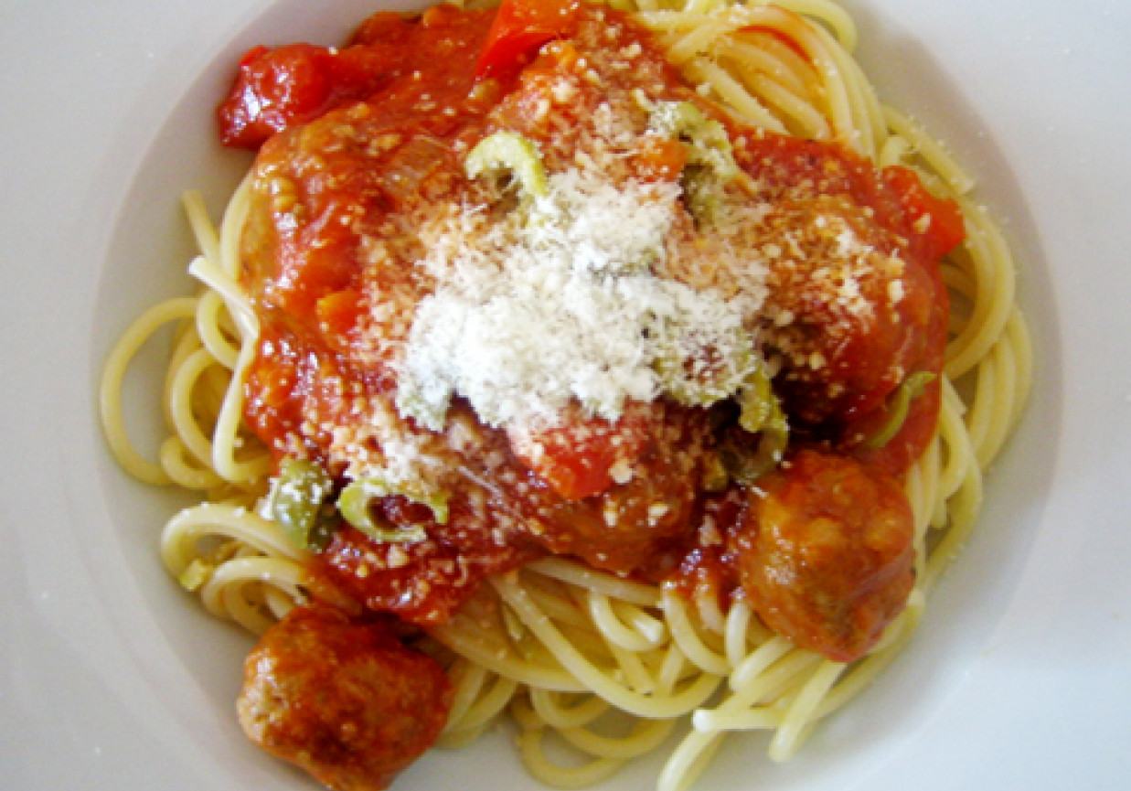 spaghetti z klopsikami w sosie pomidorowym z papryką i oliwkami foto