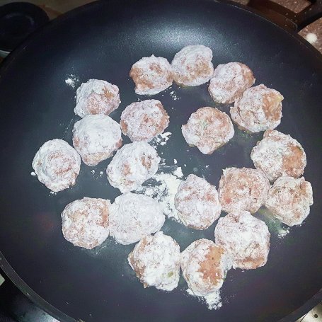 Krok 2 - Spaghetti z klopsikami w sosie pomidorowym foto