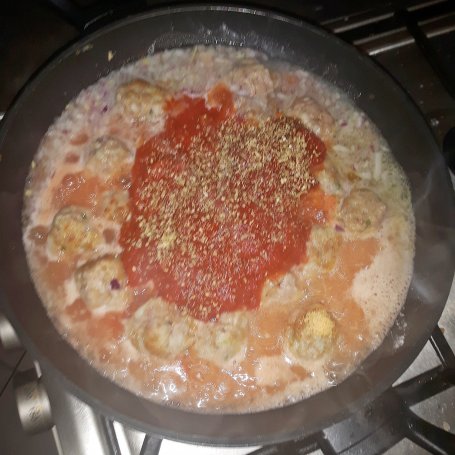 Krok 3 - Spaghetti z klopsikami w sosie pomidorowym foto