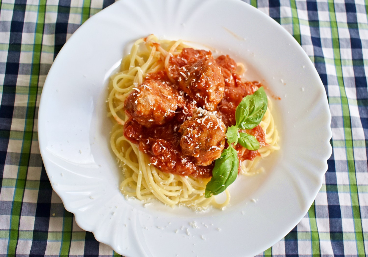 Spaghetti z klopsikami w sosie pomidorowym foto