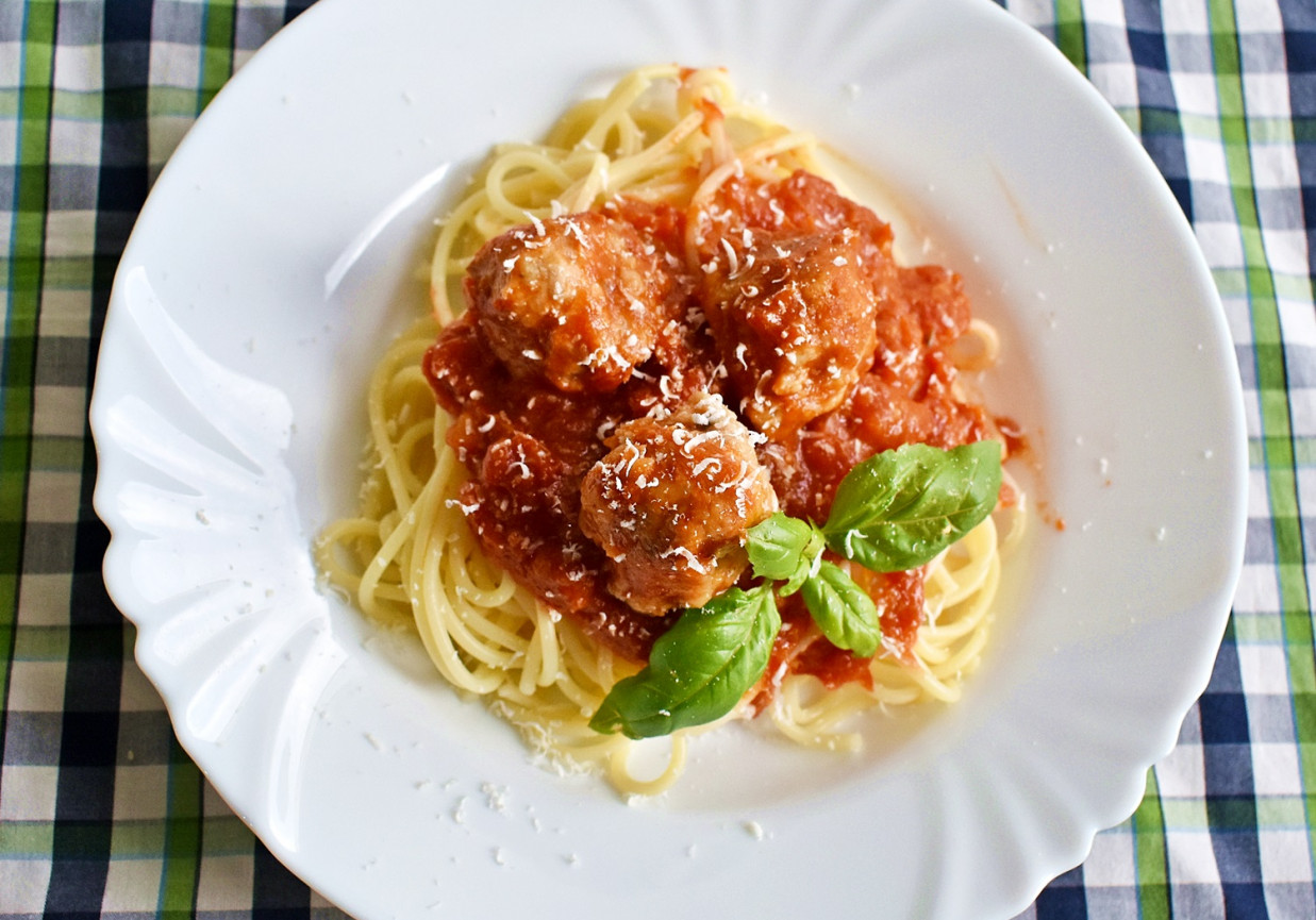 Spaghetti z klopsikami w sosie pomidorowym foto