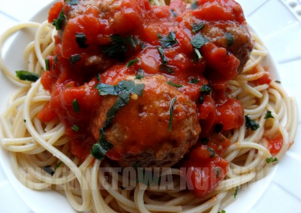 Fotografia przedstawiająca Spaghetti z klopsikami w sosie pomidorowym