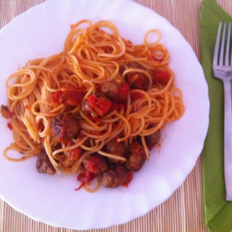 Krok 7 - Spaghetti z klopsikami wołowymi w sosie pomidorowym foto