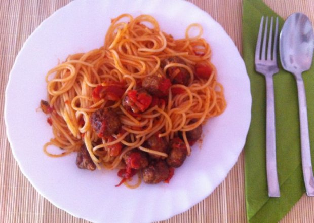Fotografia przedstawiająca Spaghetti z klopsikami wołowymi w sosie pomidorowym