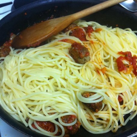 Krok 6 - Spaghetti z klopsikami wołowymi w sosie pomidorowym foto