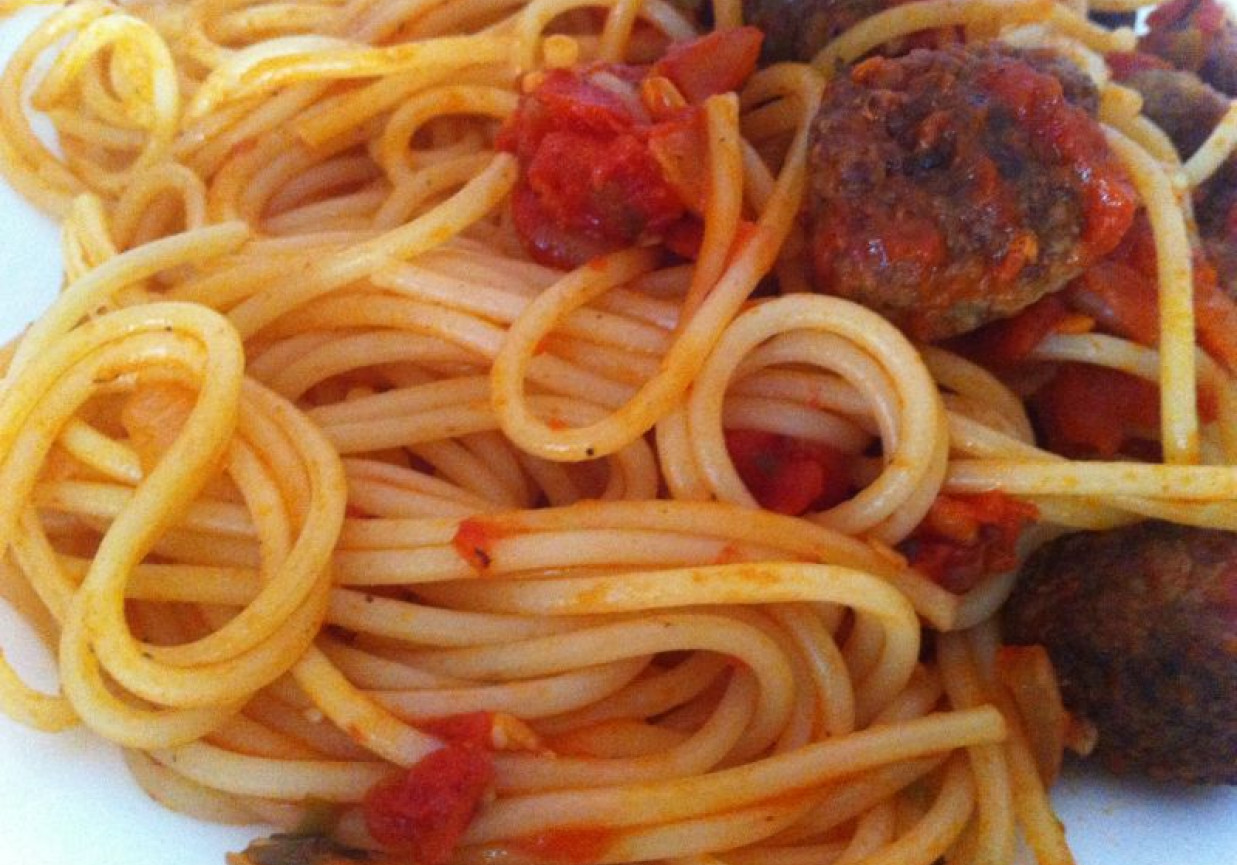Spaghetti z klopsikami wołowymi w sosie pomidorowym foto