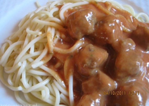 Fotografia przedstawiająca Spaghetti z klopsikami.