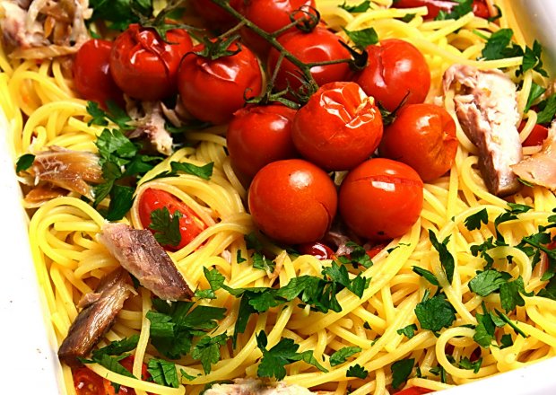 Fotografia przedstawiająca Spaghetti z koktajlowymi pomidorkami