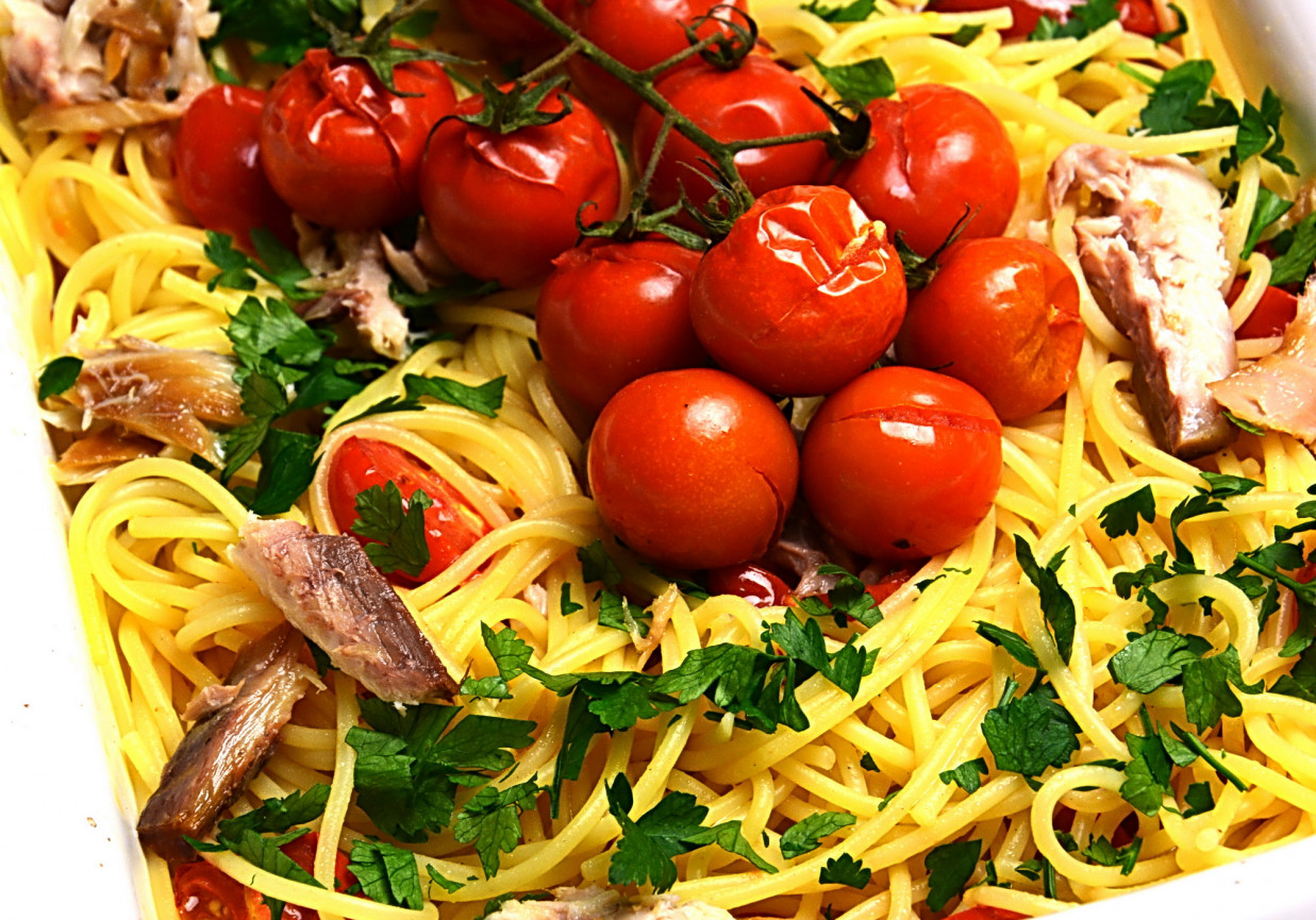 Spaghetti z koktajlowymi pomidorkami  foto