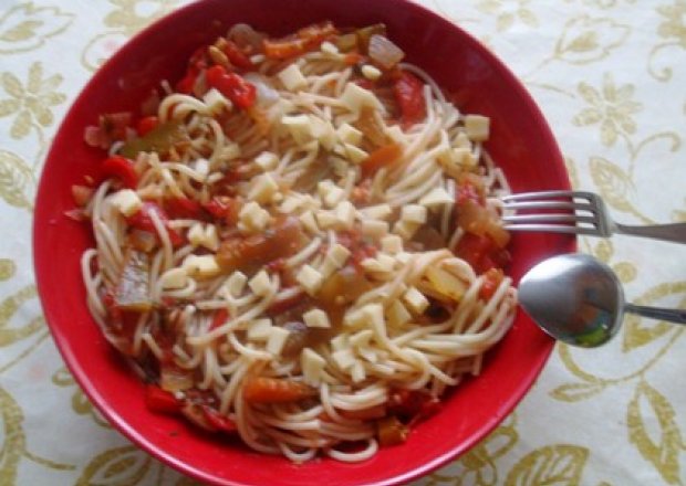 Fotografia przedstawiająca Spaghetti z kolorową papryką