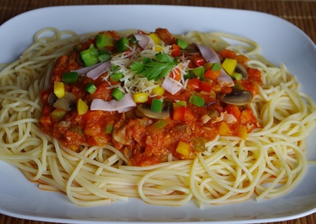 Fotografia przedstawiająca Spaghetti z kolorowym sosem