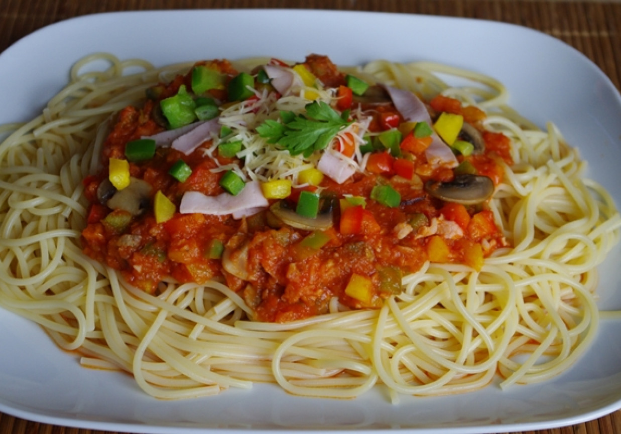 Spaghetti z kolorowym sosem foto