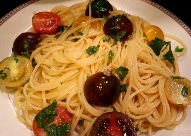 Fotografia przedstawiająca Spaghetti z kolorowymi pomidorkami cherry