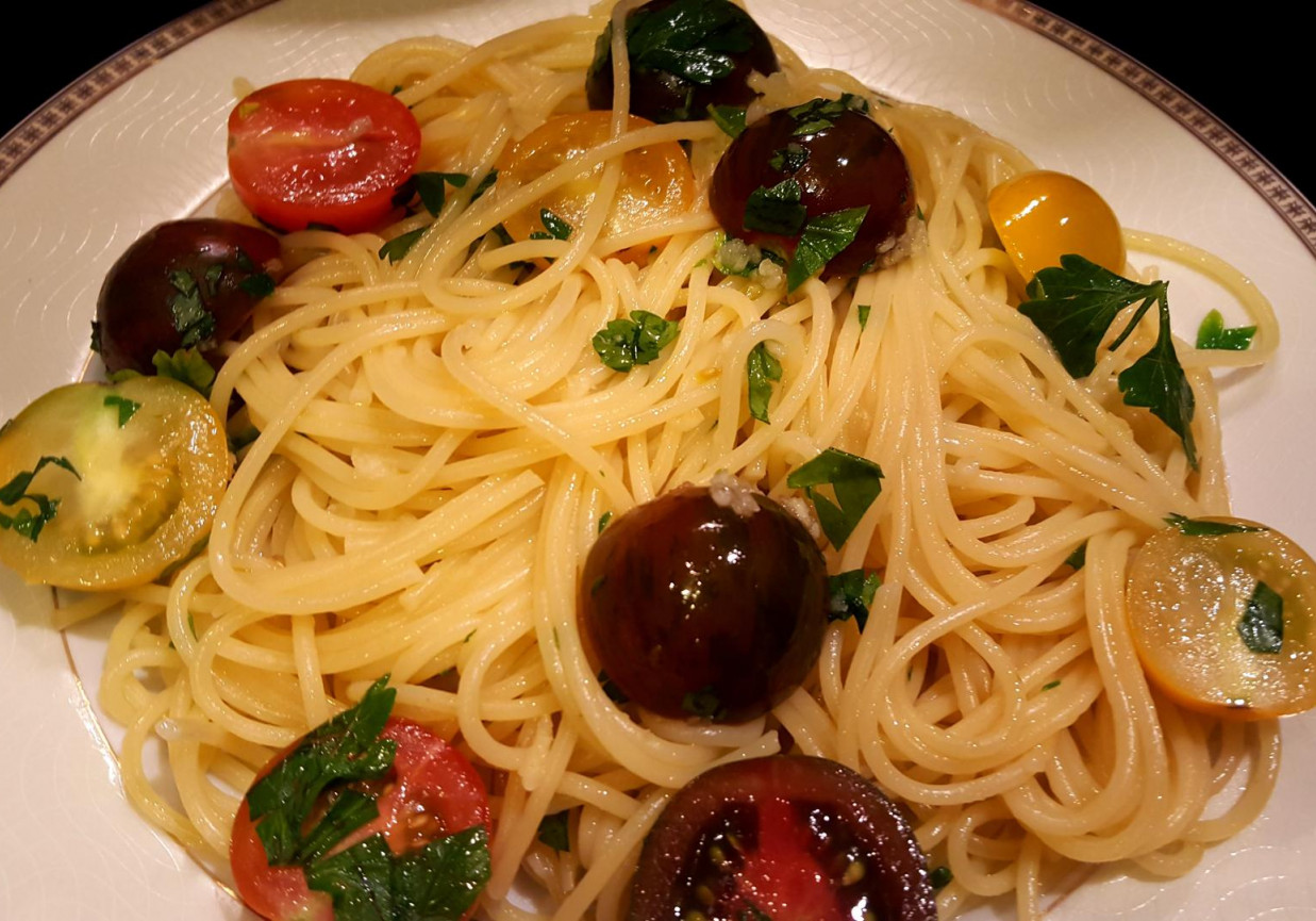 Spaghetti z kolorowymi pomidorkami cherry foto
