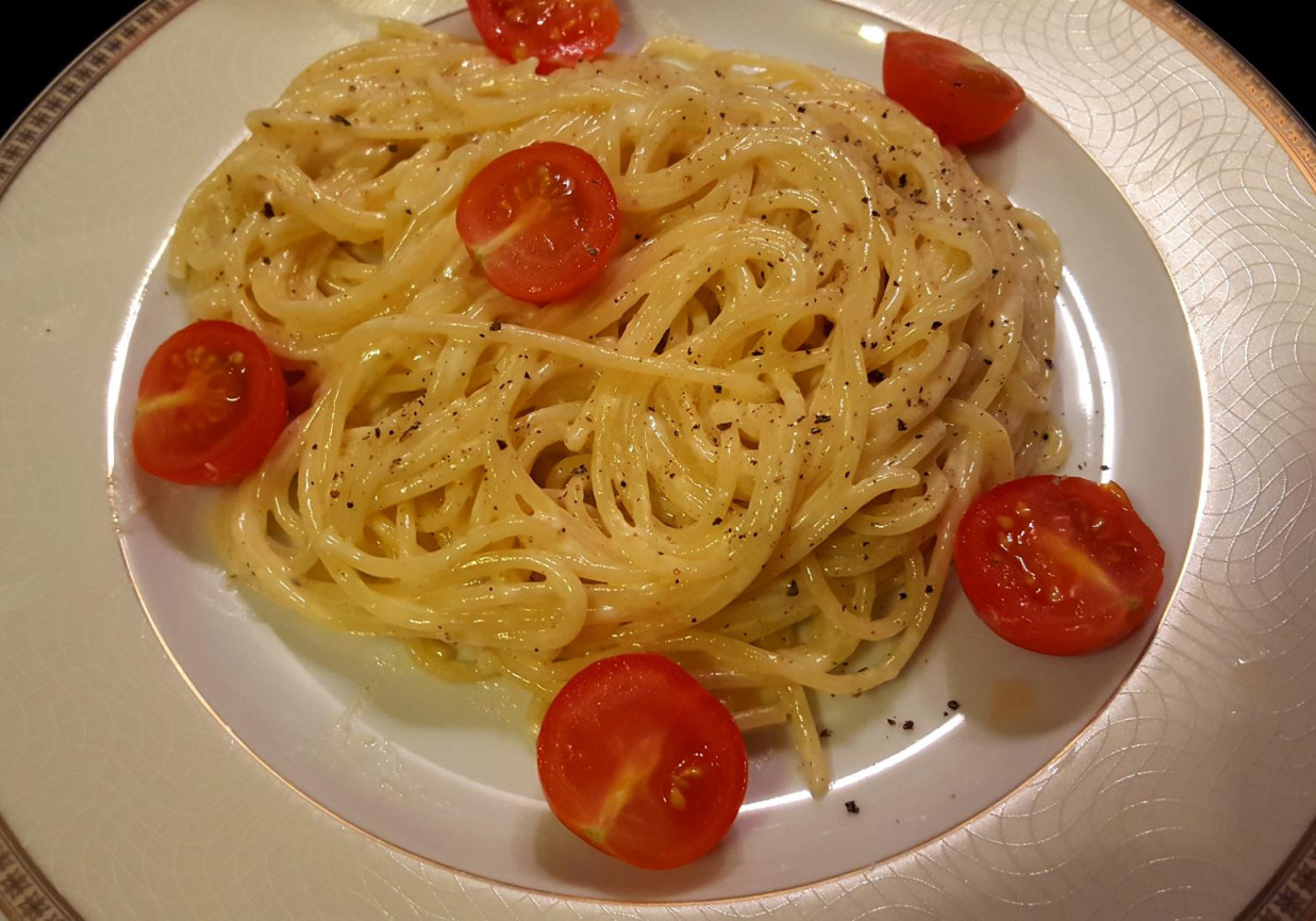 Spaghetti z kremowym śmietanowym sosem foto