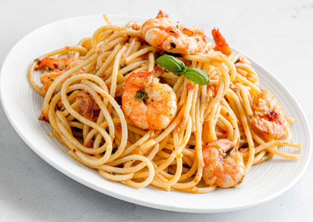 Fotografia przedstawiająca Spaghetti z krewetkami, chili, czosnkiem i pietruszką